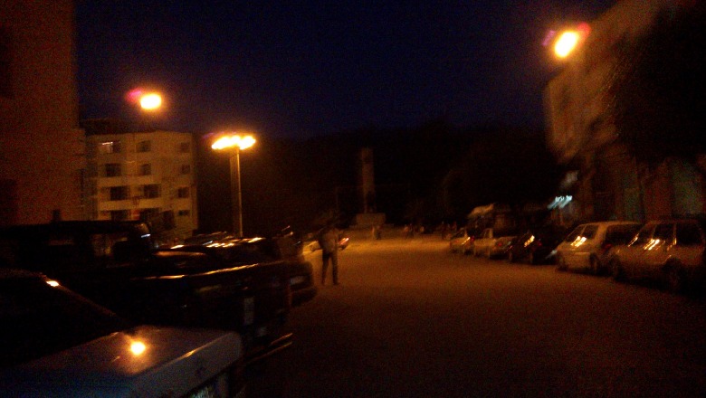 Sikur të mos mjaftonte karantina, lagjja pranë stadiumit kombëtar rreth 60 minuta  pa drita! Banorët protestojnë