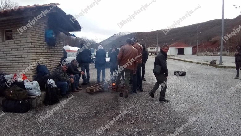 Të moshuar e të sëmurë! Në Kapshticë 50 shqiptarë e kaluan natën jashtë