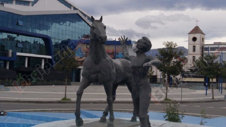 Monumentit 'Djali dhe kali' në Kamëz i vendoset maska mbrojtëse, qëllim solidarizimi i të gjithë qytetarëve