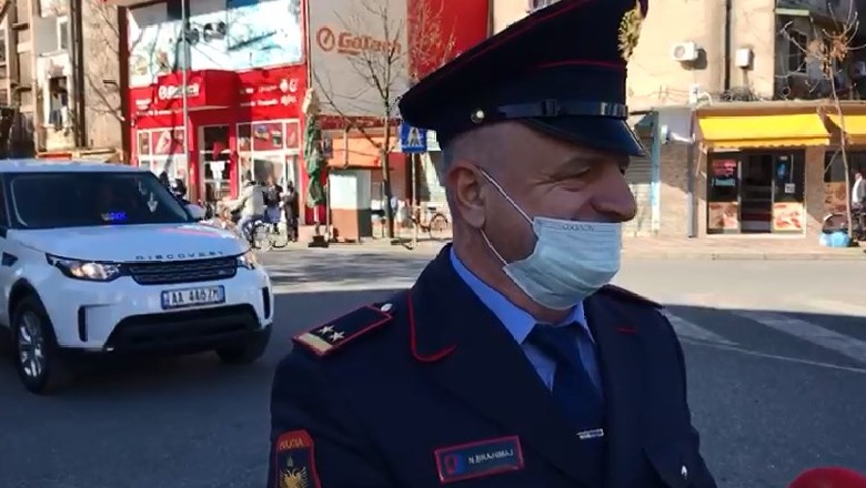 Edhe tregjet në Shkodër me rregulla të reja të distancimit social, drejtori i Policisë inspektim në terren: Kjo luftë duhet fituar (VIDEO)