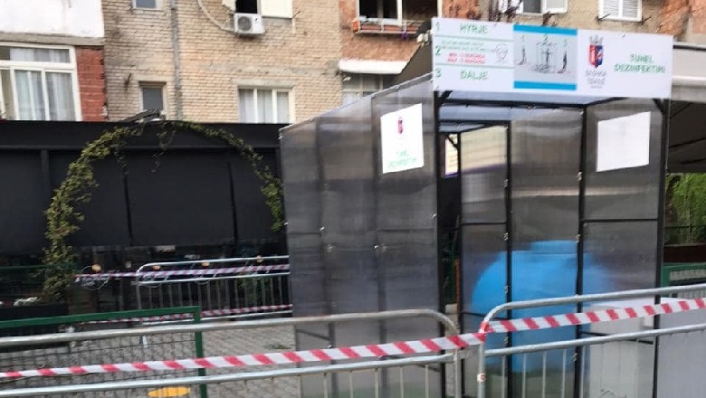 Jo vetëm në Kombinat, bashkia e Tiranës vendos kabina dezinfektimi edhe në tregjet e tjera