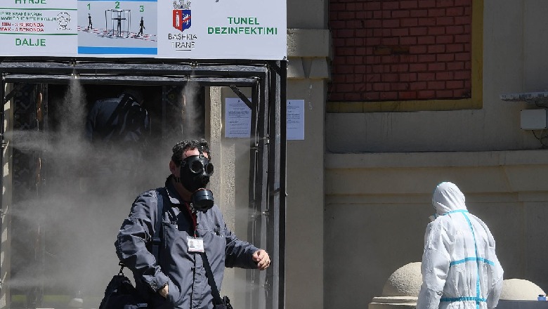 'Një ditë normale në Tiranë'! Maska, doreza, kundragaz dhe kafe turke te ballkoni