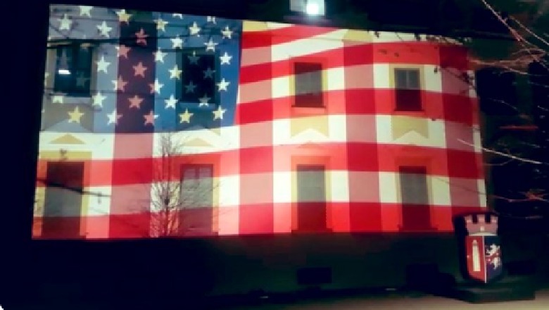 Bashkia e Tiranës vishet me ngjyrat e flamurit amerikan në shenjë solidarizimi, Yuri Kim falenderon Veliajn