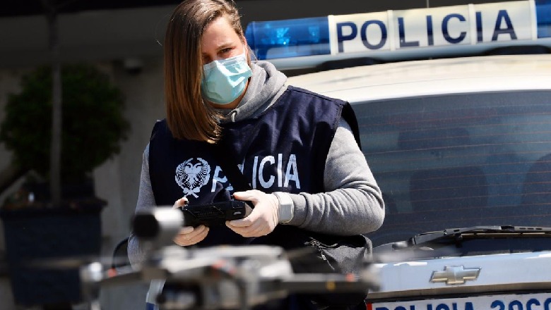 50 dronë që 'flasin' fluturim mbi rrugica e lagje 24 orë, identifikojnë kë shkel karantinën në këmbë dhe me makina (VIDEO)