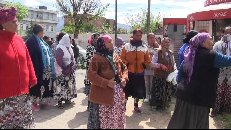 Romët në Elbasan protestë te bashkia: Duam ushqime, tani as dyqanet s'na japin më me listë (VIDEO)
