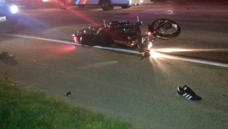 Aksident rrugor në Elbasan, makina përplas motorçikletën dhe dëmton rëndë drejtuesin