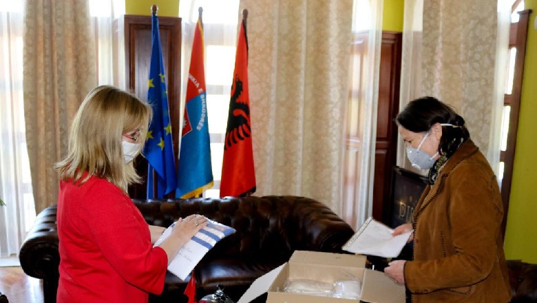 Ambasada franceze dhuron 800 maska për bashkinë e Shkodrës