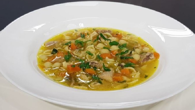 Supë me pulë, perime e makarona nga Zonja Vjollca 