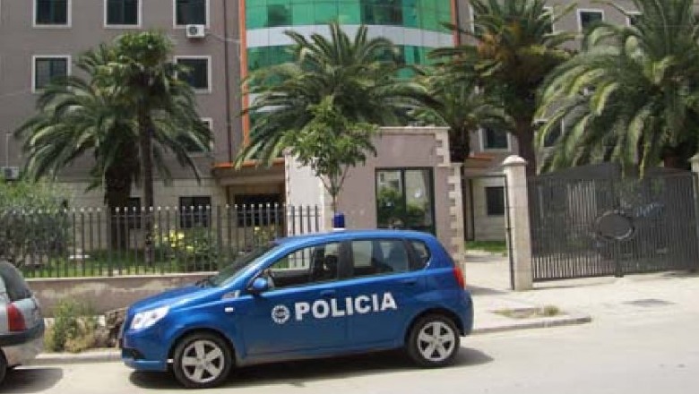 Ikën me vrap se policia i kërkoi autorizimin/ Kapet i dënuari me 15 vite burg në Durrës, një tjetër i dënuar në pranga