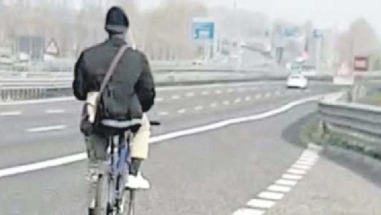 Policia italiane ndalon në autostradë shqiptarin e hipur në bicikletë: Dua të shkoj në Shqipëri! U gjobit me 600 euro