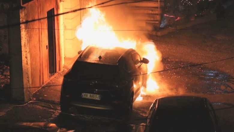 Zjarr në oborr në orët e para të mëngjesit, digjet një automjet në Vlorë