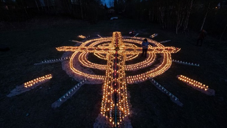 Gjesti i rrallë i 60-vjeçares, krijon në formë kryqi rreth 4 mijë qirinj në nder të vikimave të COVID-19 në Gjermani