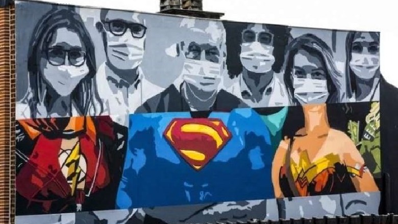 Sensibilizim përmes artit të rrugës, qytetet botërore pasurohen me figurat e heronjve të vërtetë...mjekët (FOTO)
