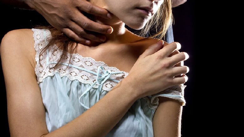 17-vjeçarja e abuzuar në Sarandë, e ëma mohon përdhunimin: Nuk është e vërtetë, e bind i dashur të thotë gjëra të tilla