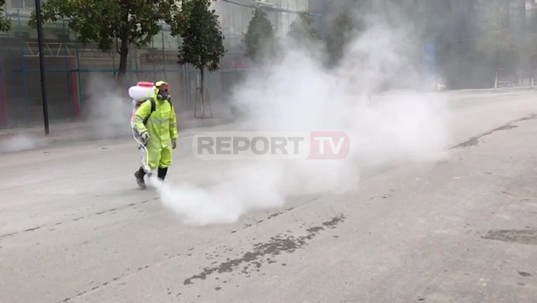 Vijon dezinfektimi në rrugët e Fierit, qyteti pushtohet nga mjegulla 'anti-koronavirus'