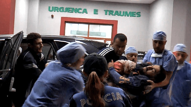 Laç/ Familjarët transportojnë 19-vjeçarin drejt Spitalit të Traumës, policia: Dyshohet të jetë vetëplagosur me armë