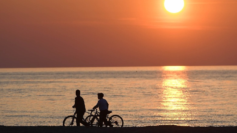 Qytetarët 'thyejnë' karantinën, shijojnë perëndimin e diellit në bregdetin e Qerretit (FOTO)