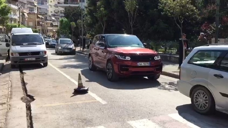 Rruga plot me qytetarë dhe automjete, Saranda i kthehet normalitetit, popullohet edhe shëtitorja buzë detit (VIDEO)