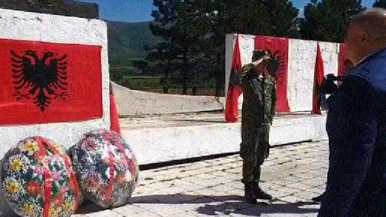 Ceremoni pa pompozitet në Kukës, përkujtohen dëshmorët e atdheut! Varrezat në gjendje të mjerueshme (VIDEO)