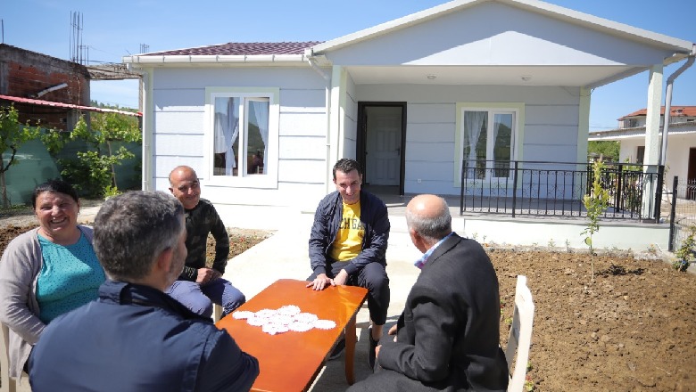 U shemb nga tërmeti/ Veliaj i dorëzon çelësat e shtëpisë së re familjes në Pezë-Helmës: Vilë e stilit perëndimor
