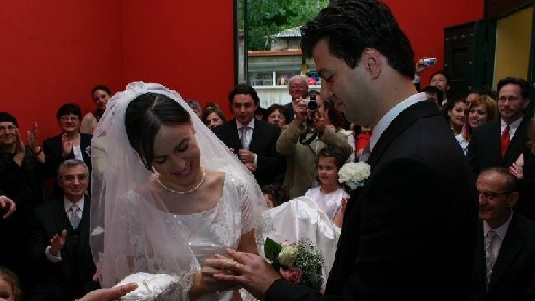 Bashkëshortja e Bashës bëhet romantike, publikon foton nga kurorëzimi me kryedemokratin