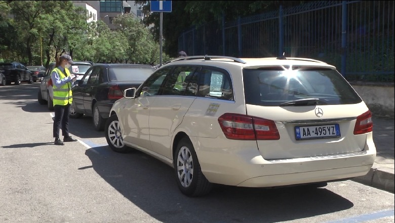 Merr fund tolerimi në Tiranë, 300 gjoba në 2 ditë! Policia bashkiake: Shoferë, u rikthyen parkimet me pagesë