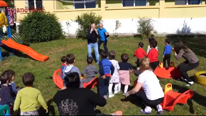 “Jeta po rinis”, parodistët e Vlorës mesazhe optimiste nga Shtëpia e Fëmijës në Vlorë! (VIDEO)
