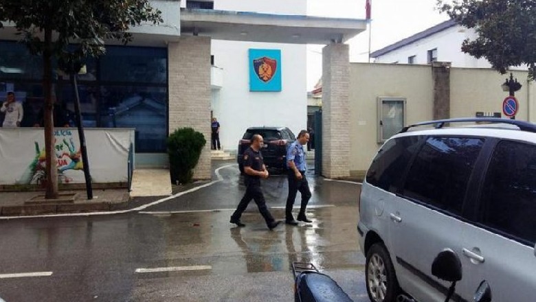 E ndaloi policia për mosdhënie përparësie, 34-vjeçari në Elbasan godet uniformën blu, arrestohet