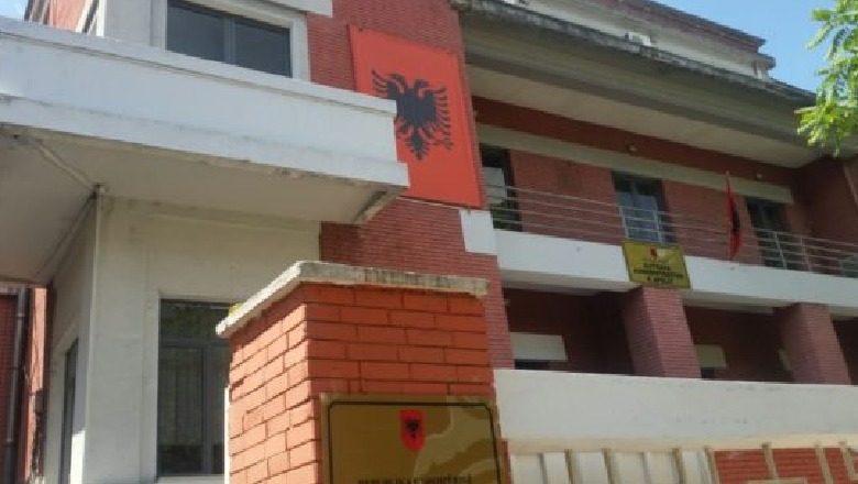 Burri i Flutura Kolës, partneres së Argitës, bëhet pronar i godinës së ish-Ministrisë së Mjedisit