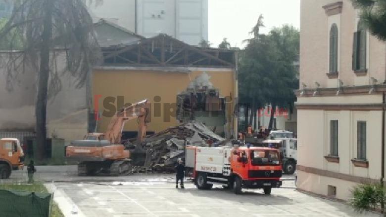 Vijon shembja e Teatrit Kombëtar, artistë e aktivistë e shohin nga larg (VIDEO)