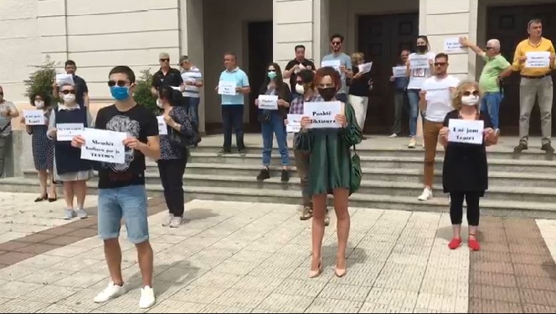 Aktorët e Shkodrës protestë për shembjen e Teatrit Kombëtar, drejtoresha e 'Migjenit': Na u vra shpresa, këta shembin edhe kisha e xhami (VIDEO)