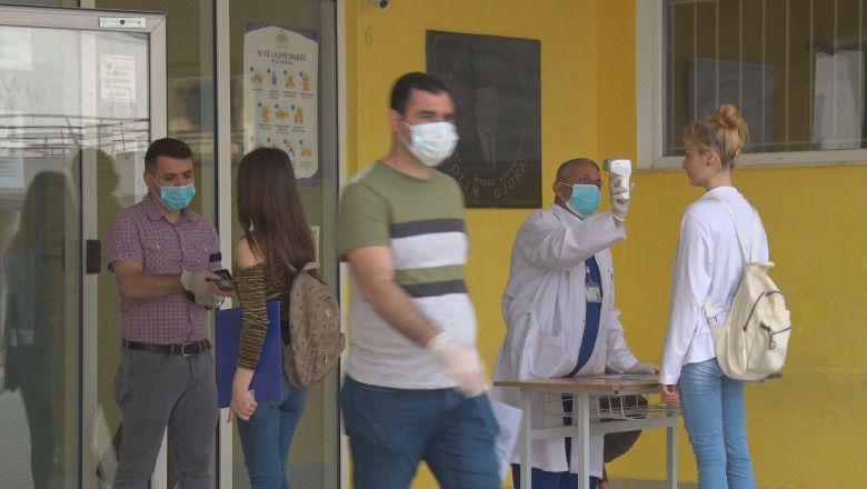 Nis mësimi për maturantët në masa të rrepta sigurie në Lezhë, nxënësit të pajisur me maska dhe doreza