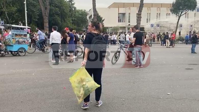 Mbyllet protesta/ Qytetarët mbledhin mbeturinat në bulevard 