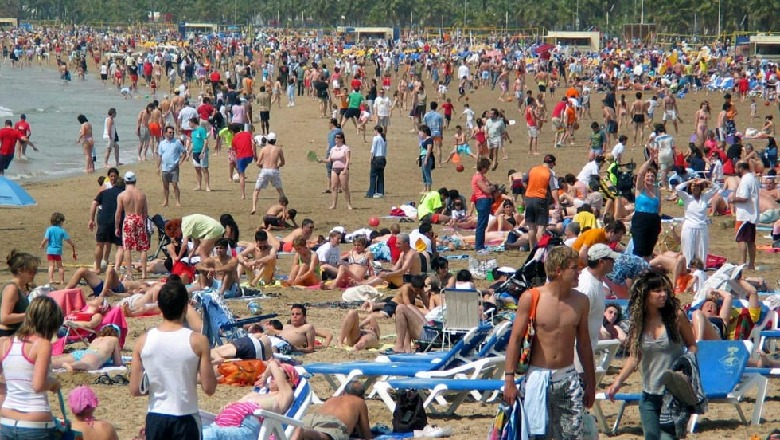 Covid, Franca mbyll plazhet për mos respektim të distancimit fizik