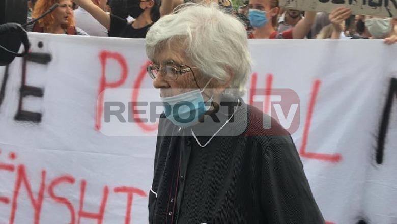 E moshuara merr pjesë në protestën e Teatrit, nuk frikësohet nga COVID-i