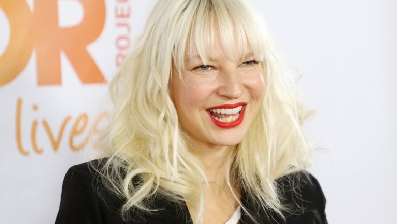 Këngëtarja Sia i çudit të gjithë, është nënë e dy djemve 19-vjeçarë