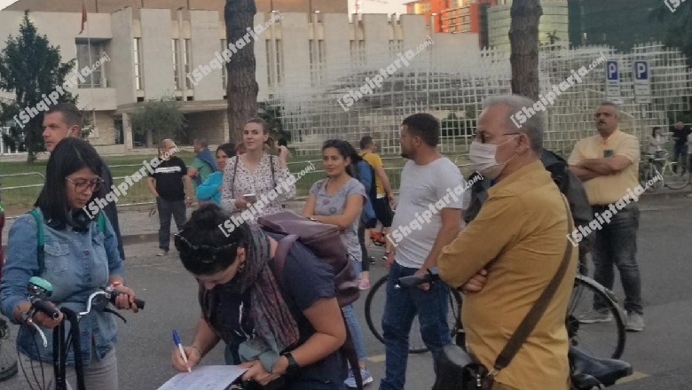 Protesta e paralajmëruar për Teatrin/ Shkojnë aktivistët e parë në protestë, mes tyre edhe Floida Kërpaçi