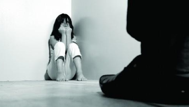 Tiranë, babai ngacmon vajzën seksualisht dhe dhunon bashkëshorten! Gjykata e dënon me 3.4 vite burg