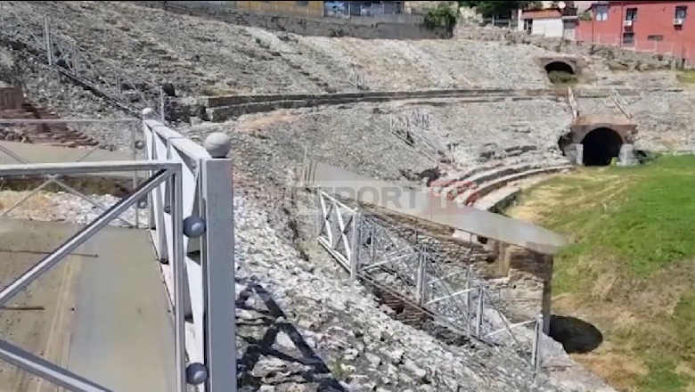 Tërmeti dëmtoi banesat mbi amfiteatrin e Durrësit, Drejtori i Kulturës: Duhen shembur! Bashkia: Vendimin e jep Ministria e Kulturës