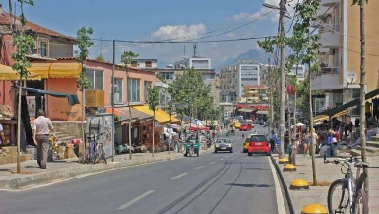 Aksident në Tiranë! Shoferi përplas 34-vjeçaren në rrugën '5 Maji'