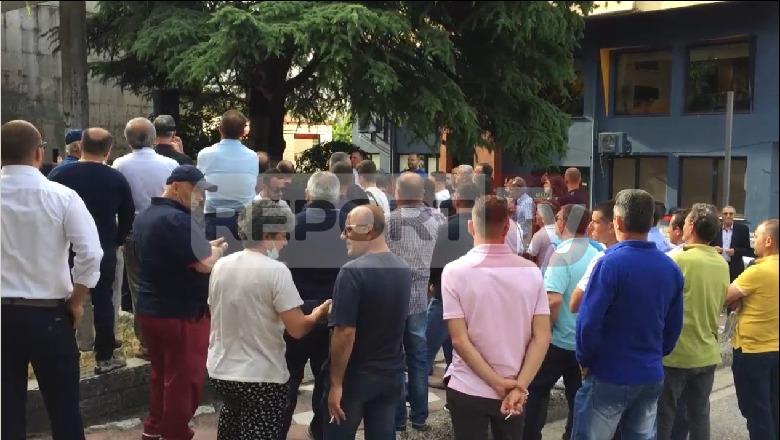 Aleanca për Teatrin çon peticionin në Sarandë e Gjirokastër! Artistët e qytetit të gurtë refuzojnë të firmosin, të pranishëm vetëm simpatizantët e PD/LSI