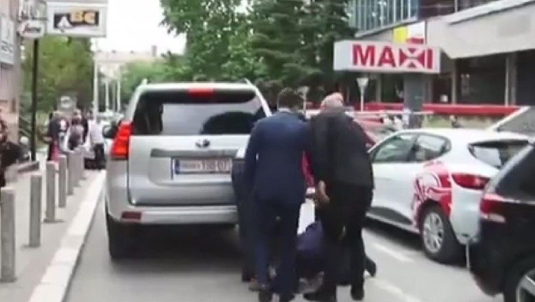 E çuditshme në Prishtinë, qytetari tenton t’i puth këmbët Albin Kurtit por...(VIDEO)