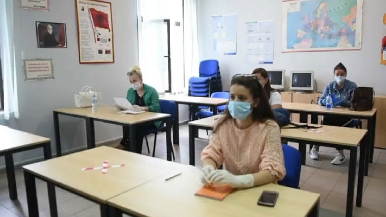 Me maska dhe doreza, përgjysmohet numri i kursantëve nëpër klasat e Qendrave Profesionale (VIDEO)
