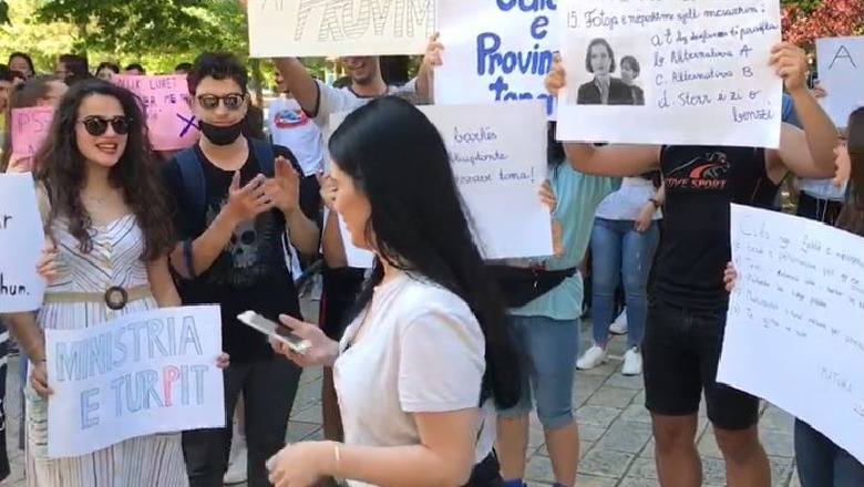Në protestë edhe maturantët e Shkodrës: Na vjen keq që jemi pjesë e këtij sistemi, ministria e Arsimit na gënjeu