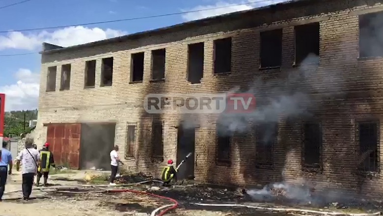 Zjarr në magazinën e familjes rome në Berat, digjen rroba e këpucë të përdorura me vlerë 1 mln lekë (VIDEO)