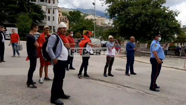 'Djemtë e Labërisë' protestuan për largimin e konsullit grek, ISHSH gjobit me 5 mln lekë organizatorët