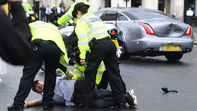 Protestuesi i hidhet mbi makinë, aksidentohet kryeministri Boris Johnson (FOTO)