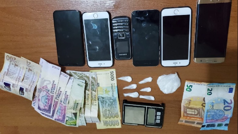 Arrestohet babai dhe i biri 14-vjeçar, shisnin kokainë me doza në Durrës