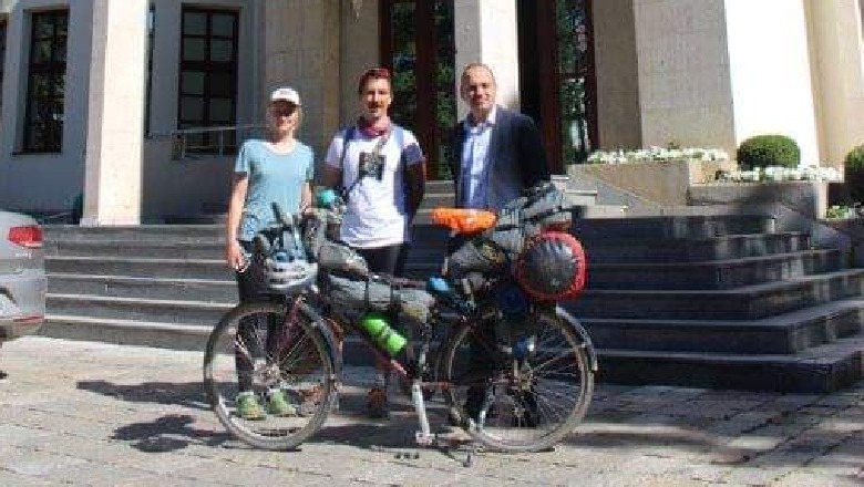 Koronavirusi/ Çifti britanik lë Prizrenin pas 3 muajsh, vazhdojnë udhëtimin me biçikletë për në Mongoli 
