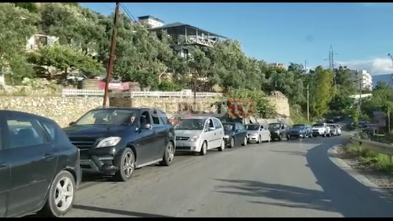 VIDEO-LAJM/ 'Të gjithë jugun!' Fundjava krijon radhë kilometrike në aksin Orikum-Vlorë